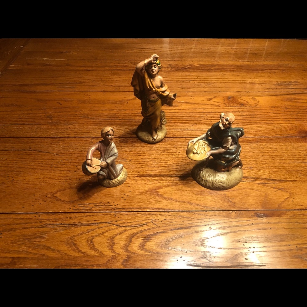 Hand painted, gorgeous 19 piece nativity figurines - Picture 7 of 7